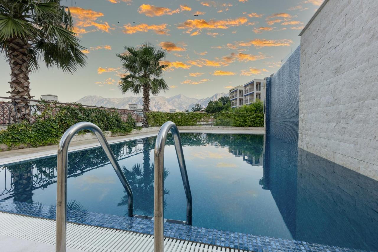 Huma Kotor Bay Hotel And Villas Экстерьер фото The swimming pool at the hotel