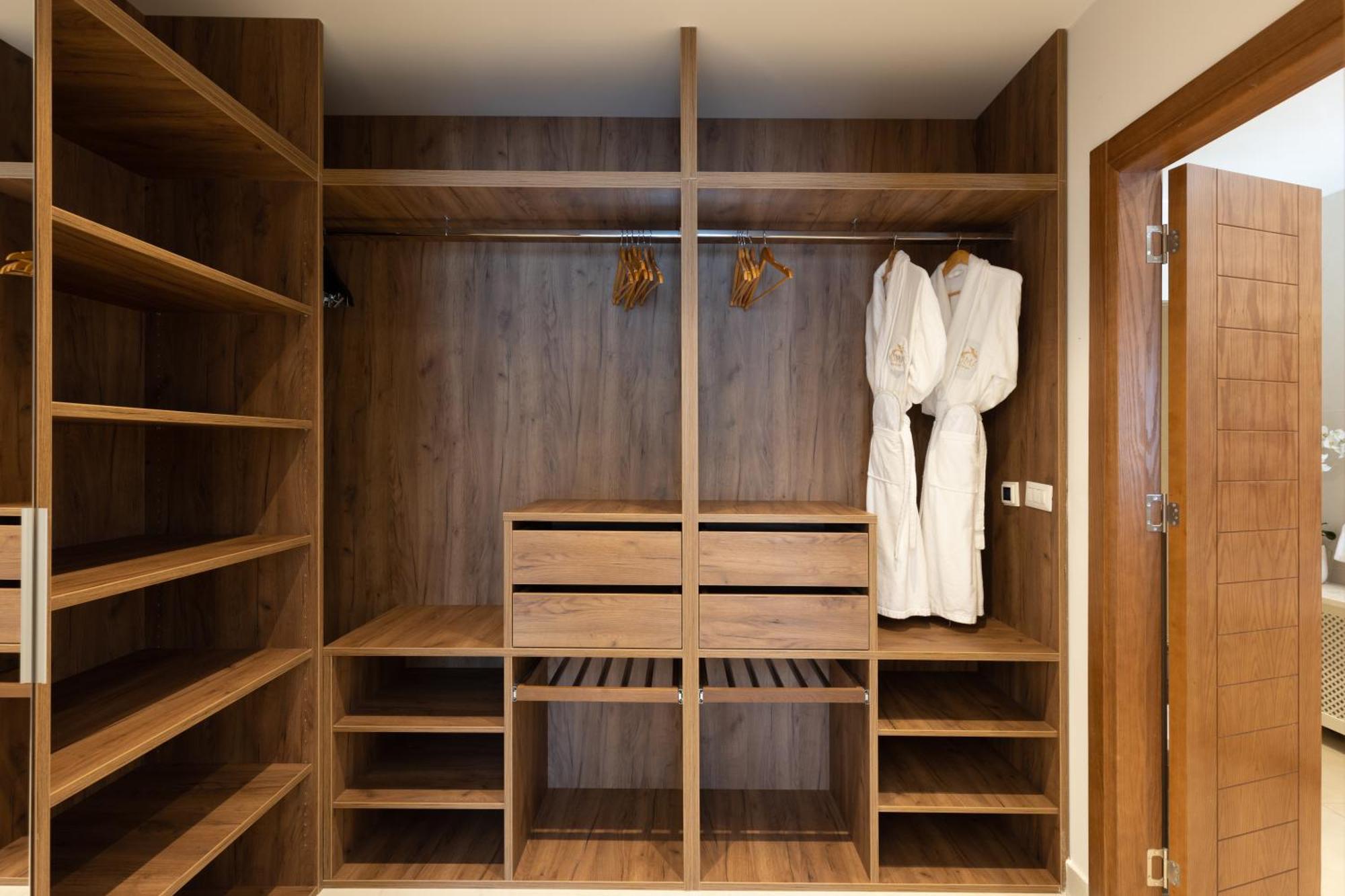 Huma Kotor Bay Hotel And Villas Номер фото A walk-in closet