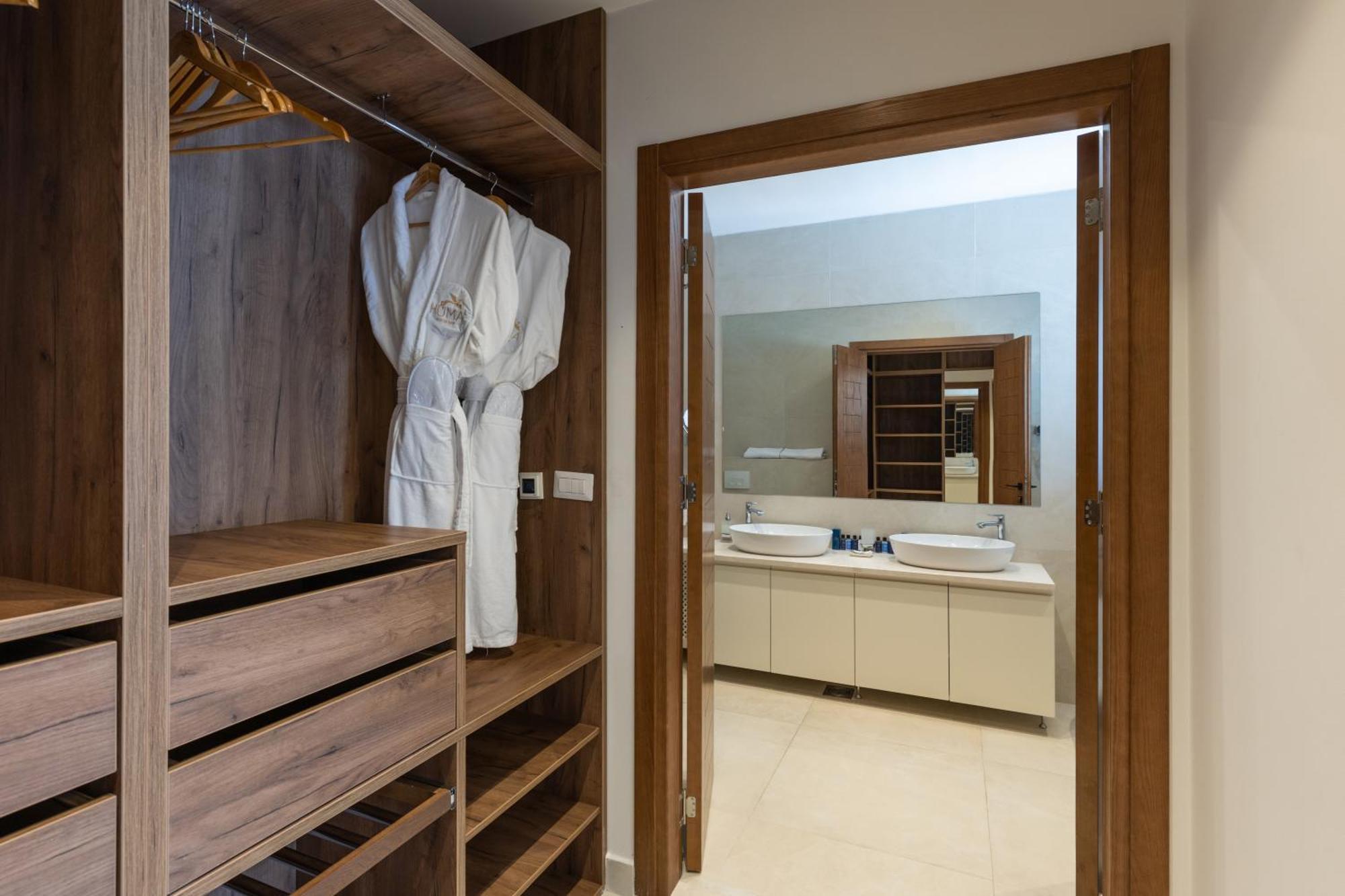 Huma Kotor Bay Hotel And Villas Номер фото A walk-in wardrobe